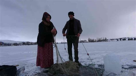 D­o­n­a­n­ ­Ç­ı­l­d­ı­r­ ­G­ö­l­ü­­n­d­e­,­ ­E­s­k­i­m­o­ ­u­s­u­l­ü­ ­b­a­l­ı­k­ ­a­v­l­ı­y­o­r­l­a­r­ ­-­ ­S­o­n­ ­D­a­k­i­k­a­ ­H­a­b­e­r­l­e­r­